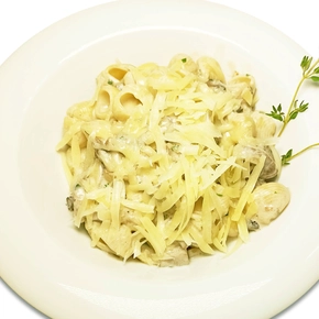 Лумаке альфредо со сливочным соусом, шампиньонами и белыми грибами